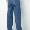 Setzen Sie ein Statement: Trage diese modernen, hochgeschnittenen Wide-Leg-Jeans in Blau mit coolen Gesäßtaschen und trendigem Look.