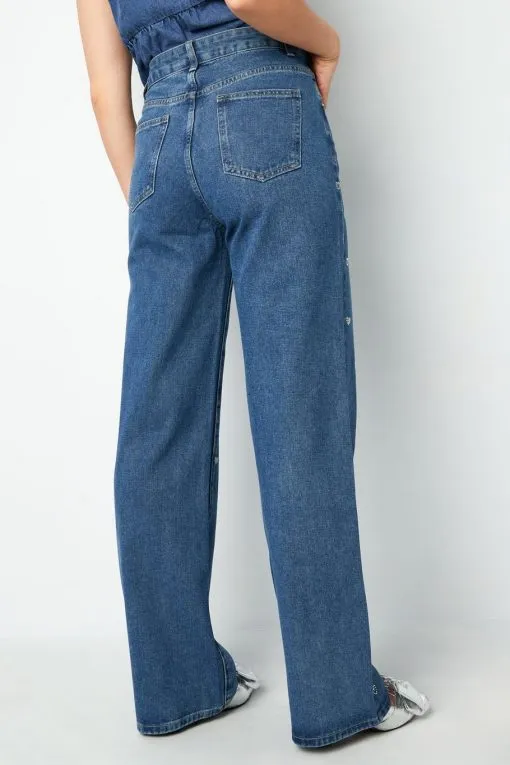 Setzen Sie ein Statement: Trage diese modernen, hochgeschnittenen Wide-Leg-Jeans in Blau mit coolen Gesäßtaschen und trendigem Look.