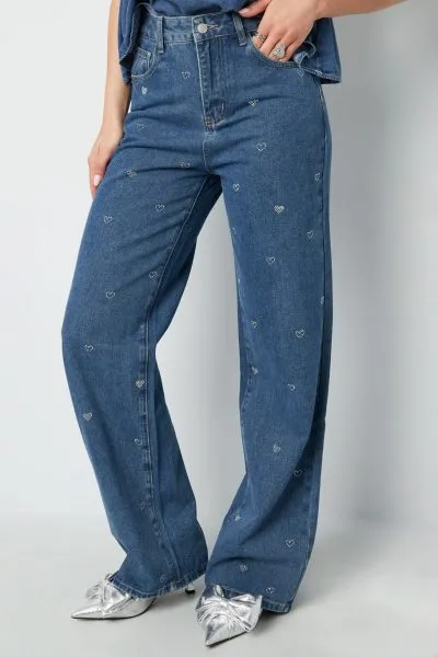 Stell dir vor: Du ziehst deine My Heard Jeans an – hoch tailliert, weites Bein und mit diesen kleinen Herzchen, die jedem auffallen. Oben drauf die passende Denim-Jacke, dazu silberne Pointed-Toe-Schuhe mit XXL-Schleifen. Alles auf sauberem Weiß – und du bist der Mittelpunkt. Mehr Coolness geht nicht! Bereit für deinen neuen Lieblingslook?.