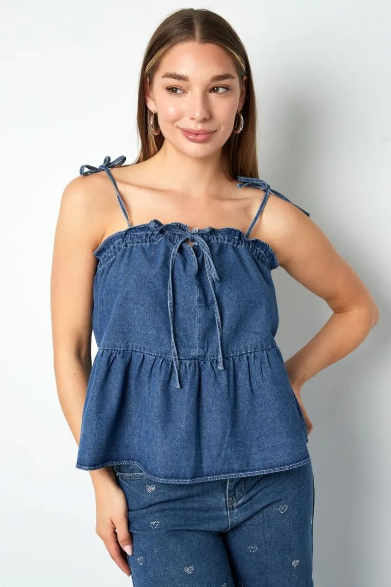 Lust auf den ultimativen Denim-Look? Dieses Denim-Top mit süßen Rüschen und angesagten Schulter-Krawatten steht dir einfach mega! Zusammen mit deiner Lieblingsjeans bist du sofort bereit für neue Abenteuer. Sei mutig, zeig deinen Style und rock das Outfit genau so selbstbewusst wie sie – lässig, easy und total du!.