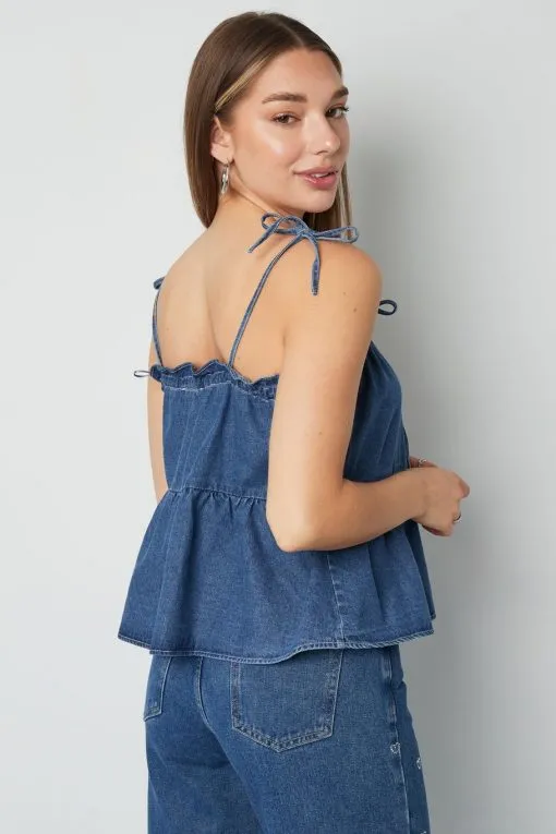 Zieh alle Blicke auf dich – im Denim-Top, das deinen Style aufs nächste Level bringt! Die geknoteten Träger, der lässige, ärmellose Look und das coole Matching mit Jeans machen dich zum absoluten Hingucker. Egal wo du bist: Mit diesem Outfit setzt du immer ein stylisches Statement. Bereit für deinen Denim-Moment?.
