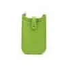Mit der MINI CARRY Handytasche trägst du Style: Kompaktes, leuchtend grünes Leder - perfekt für deine Schlüssel und Karten.