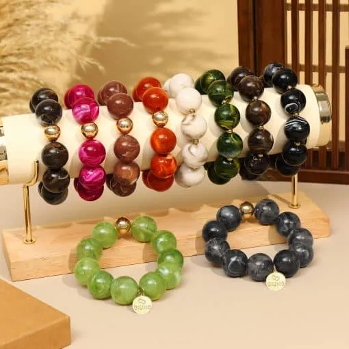 Entdecke deine neuen Lieblings-Accessoires: Style dein Outfit mit den farbenfrohen GIUNO Bold Beads Armbändern!.