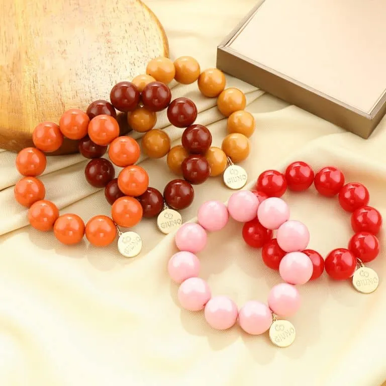 Mach dein Handgelenk zum Statement: Hier funkeln für dich fünf GIUNO Bold Beads Armbänder in leuchtenden Farben auf zartem Satin. Die vergoldeten Herzanhänger setzen stylishe Akzente - perfekt, um deinem Look eine verspielte Eleganz zu verleihen und deinen Alltag mit einem Hauch Luxus zu veredeln. Kombiniere sie nach Lust und Laune - so modern kann Liebe zum Detail aussehen!.