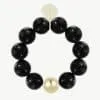 Trage das GIUNO Bold Beads Armband und setze ein starkes Statement! Die markanten schwarzen Perlen kombiniert mit einer einzelnen goldenen Perle verleihen deinem Look zeitlose Eleganz. Das stilvolle, dezent glänzende 