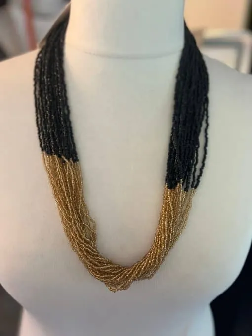 Erlebe deinen neuen Look mit der MOQANU Kette-mehrreihige schwarze und goldene Perlen setzen dich stilvoll in Szene!.