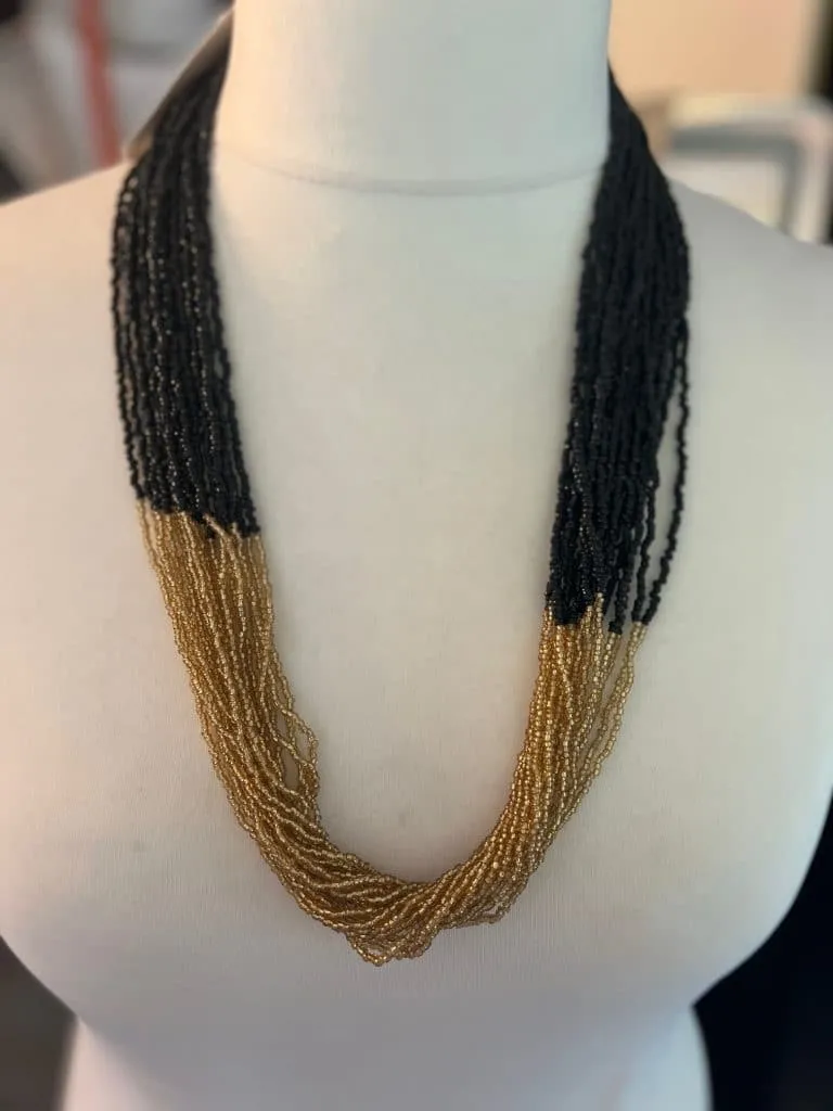 Erlebe deinen neuen Look mit der MOQANU Kette-mehrreihige schwarze und goldene Perlen setzen dich stilvoll in Szene!.