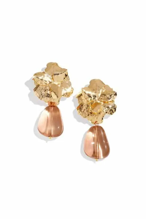 Verleihe deinem Look das gewisse Etwas mit floralen Gold-Ohrringen und pinken, transparenten Tropfen für modernen Glamour.