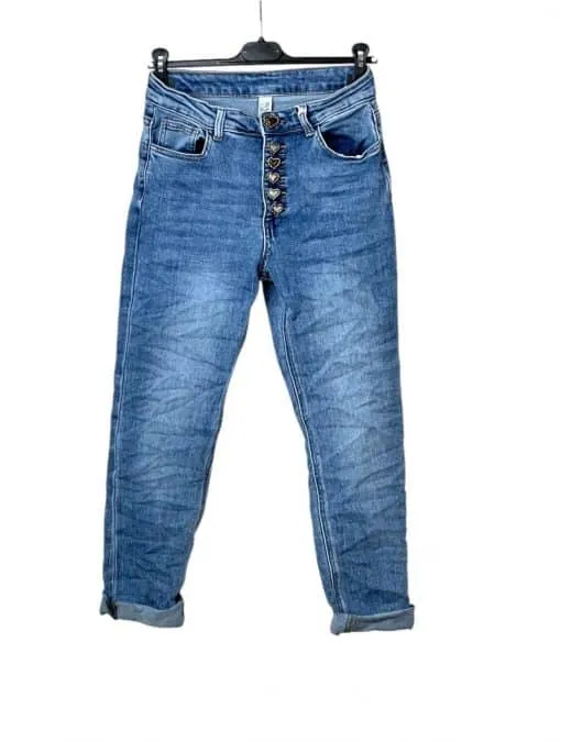Entdecke jetzt deine Herz-Button High-Waist Jeans mit angesagten Umschlägen und trendigen Knöpfen am schwarzen Bügel!.