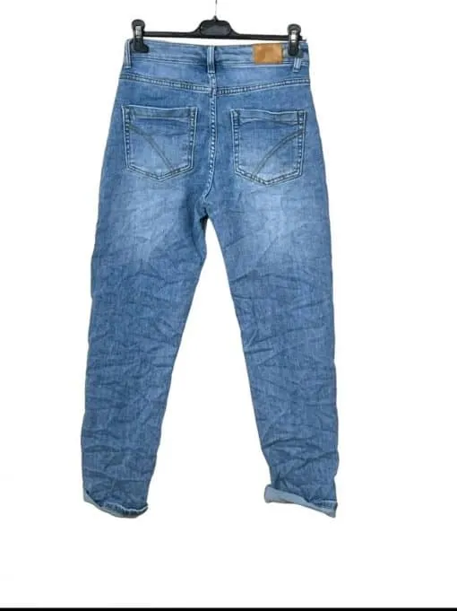 Entdecke deine neue Herz-Button High-Waist Jeans in Light Blue - stylisch, modern und bereit für deinen perfekten Look!.