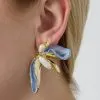 Setzen Sie ein Statement: Trage diesen modernen Ohrring mit goldenen, perlenbesetzten und blauen Blütenblättern am Ohr.