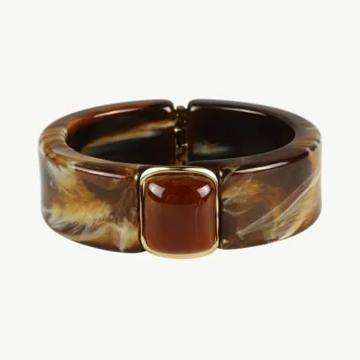 Erlebe das Statement-Accessoire: Dein breites, braun marmoriertes Armband mit leuchtendem, goldgefasstem Bernstein-Stein.