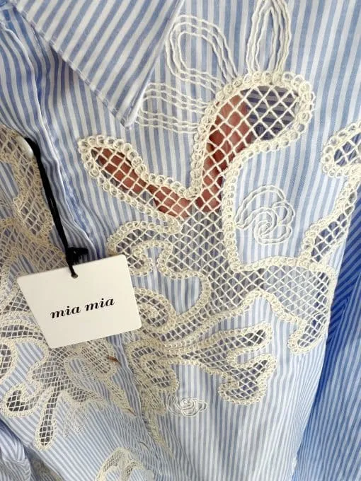 Entdecke deine Seaside Bluse: Blaue und weiße Streifen, feine Spitzen-Details und das edle 