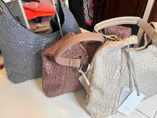 Entdecke deinen neuen Look: Stylische Handtaschen in Grau, Pink und Creme - modern, edel und bereit für dein nächstes Outfit!.