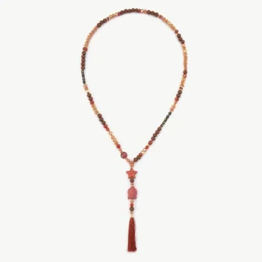 Entdecke das Boho Buddha Necklace - stylische orange-braune Perlen, einen trendigen Sternanhänger & rote Quaste für deinen Look!.