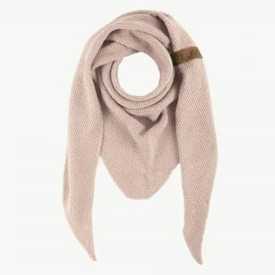 Entdecke deinen neuen Lieblingsschal: Dieser leichte, rosafarbene Strickschal ist ein echtes Statement-Piece! Die spitz zulaufende Form verleiht deinem Look das gewisse Etwas und der stylishe braune Tag mit der Aufschrift 