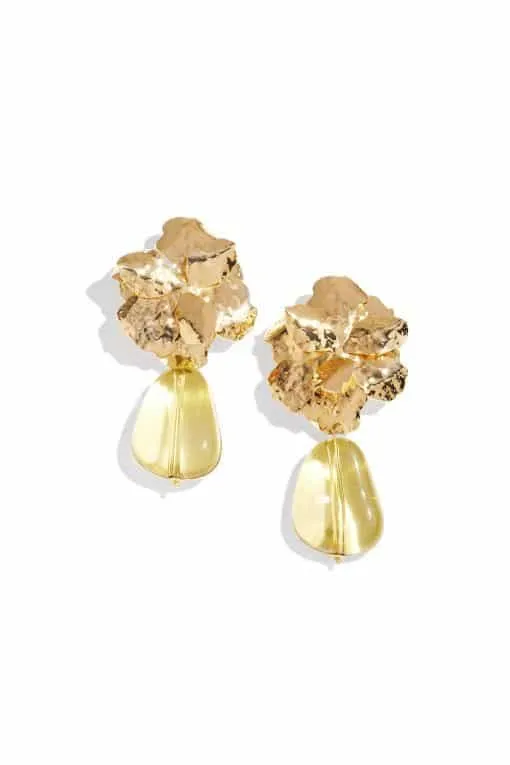 Setzen Sie mit diesen goldenen Ohrsteckern ein Statement - moderne Blüten-Optik und elegante Tropfenanhänger für Ihren Look.