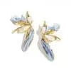 Setzen Sie ein Statement mit diesen gold-blauen Ohrringen - moderne Eleganz mit weißen Akzenten, inspiriert von zarten Blütenblättern.