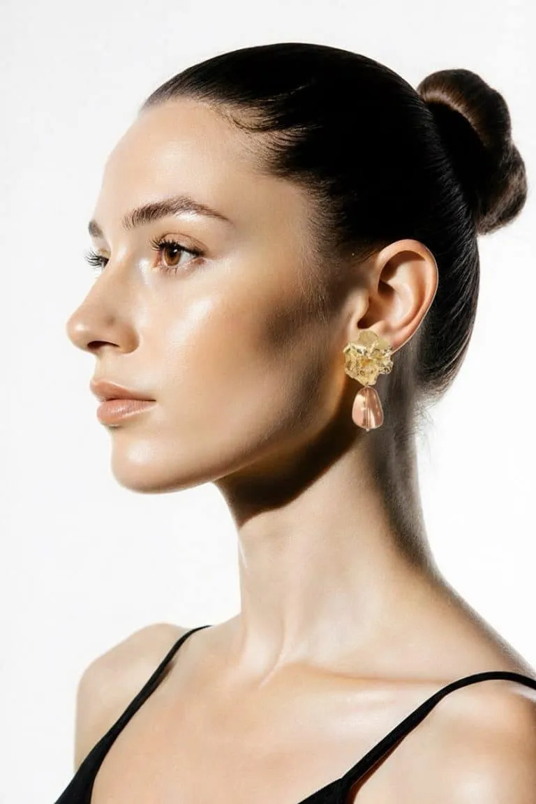 Zeige dich modern und stilvoll: Mit hochgesteckten Haaren, schwarzen Trägern und den Floral Elegance Ohrsteckern.