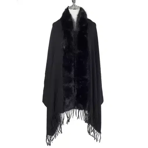 Erlebe den Jolina Poncho Schal in elegantem Schwarz mit edlem Kunstfellbesatz und angesagtem Fransen-Saum - dein Trend-Highlight!.
