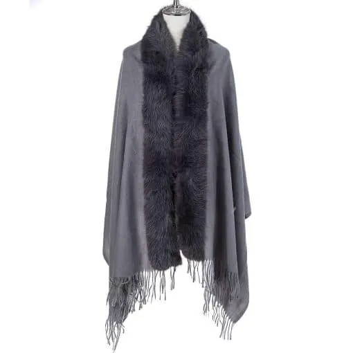 Entdecke den grauen Jolina Poncho mit Kunstfellbesatz und Fransen - ein elegantes Must-have, das deinen Look aufwertet!.