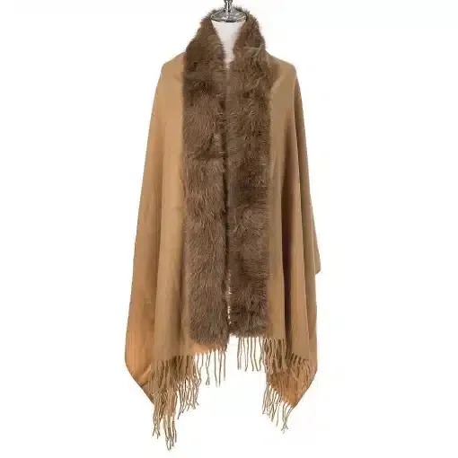 Erlebe den Jolina Poncho Schal: Modernes Tan-Design, luxuriöser Kunstpelz und trendige Fransen - dein neues Fashion-Statement!.