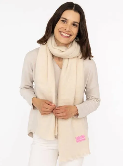 Strahle mit einem Lächeln und dem trendigen Schal 