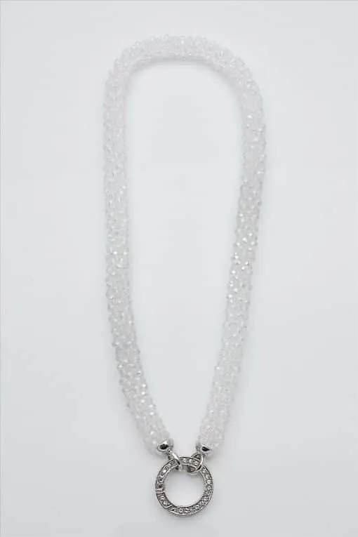 Entdecke deine Eleganz: Eine klare Perlenkette mit großem silbernem Verschluss, perfekt für deinen modernen Look.