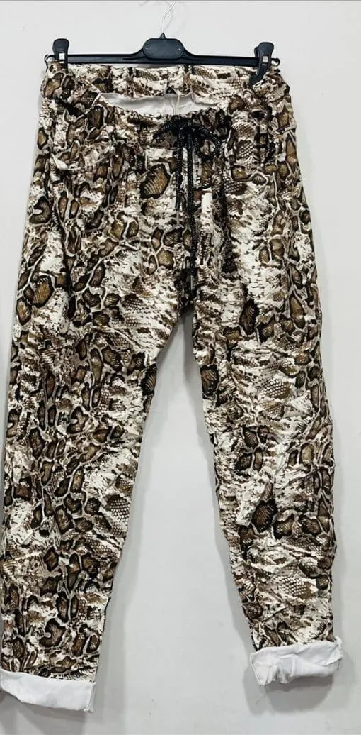 Gönn dir stylische Snake-Print-Hose in Braun-Weiß mit bequemem Kordelzug - dein neues Trend-Piece wartet auf dich!.