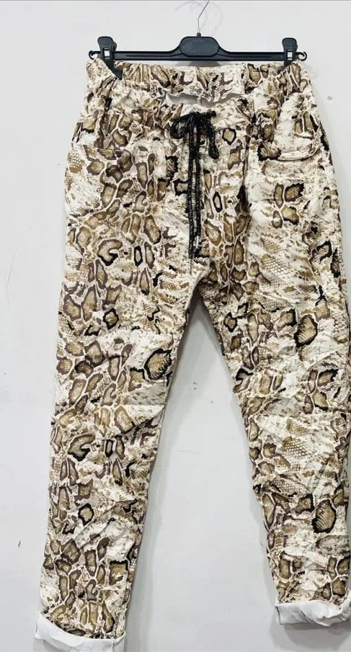 Diese Snake-Print Jogger in Braun-Beige mit schwarzem Kordelzug verleihen deinem Look jetzt den ultimativen Trendfaktor.