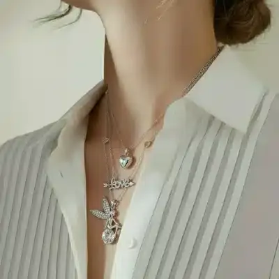 Style dein Outfit mit der Magic Romance Layer-Kette: Drei silberne Lagen, Herz-, Liebes- und Feenanhänger - so glänzt du!.