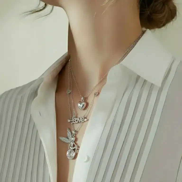 Style dein Outfit mit der Magic Romance Layer-Kette: Drei silberne Lagen, Herz-, Liebes- und Feenanhänger - so glänzt du!.