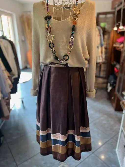 Zieh den beigen Sweater, den stylischen 