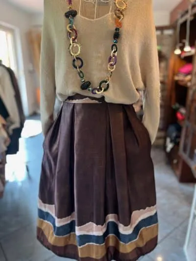 Zieh das beige Top, den gestreiften 