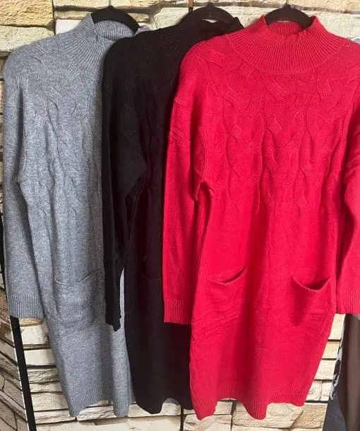 Entdecke deinen neuen Look: Drei trendige Strickkleider mit langen Ärmeln in Grau, Schwarz und Rot vor Steinmuster.