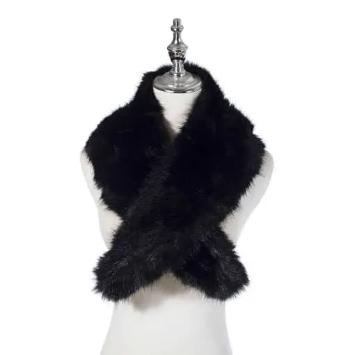 Entdecke deinen neuen Style: Ein schwarzer Kunstfellschal auf weißer Schneiderpuppe - dein trendiges Must-have für den Winter.