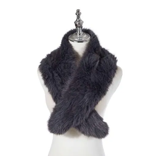 Entdecke den Eleganz Schal aus dunklem Kunstfell, stilvoll drapiert auf einer weißen Designerpuppe mit silbernem Standfuß.