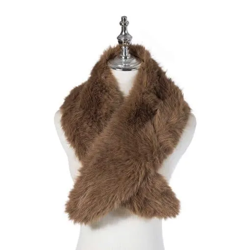 Entdecke deinen ultimativen Look: Der Eleganz Schal aus braunem Kunstfell veredelt jeden Style - luxuriös auf weißem Mannequin.