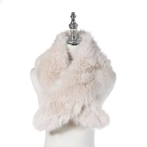 Erlebe den Eleganz Schal: Luxuriöses, cremefarbenes Kunstfell auf weißem Mannequin mit silbernem Hals für deinen perfekten Look.