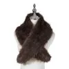 Erlebe den Eleganz Schal aus braunem Kunstfell - stilvoll drapiert auf weißer Büste mit silbernem Stand, nur für dich!.