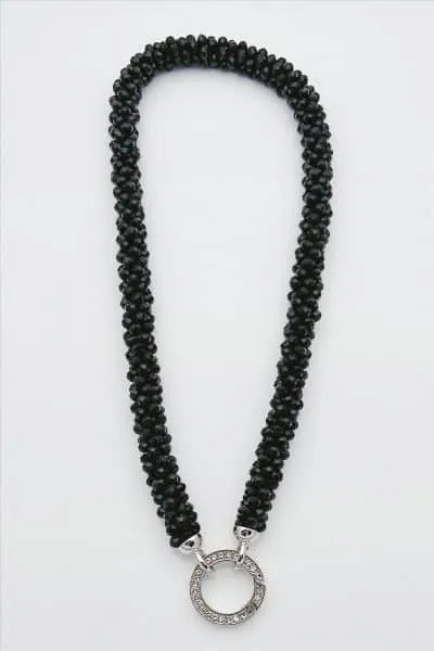Entdecke deinen Style mit dieser schwarzen Perlenkette und silbernem Anhänger - glitzernde Steine setzen dich modern in Szene!.