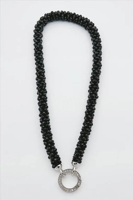 Entdecke deinen Style mit dieser schwarzen Perlenkette und silbernem Anhänger - glitzernde Steine setzen dich modern in Szene!.