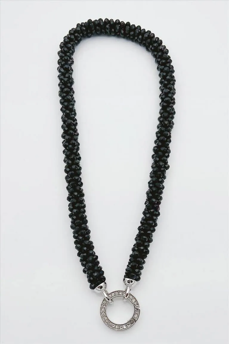 Entdecke deinen Style mit dieser schwarzen Perlenkette und silbernem Anhänger - glitzernde Steine setzen dich modern in Szene!.