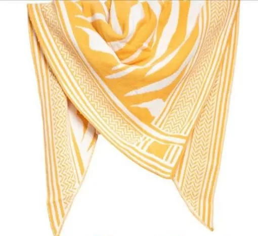 Mit dem Cashmere Zebra Dreieckschal setzt du ein Statement: Trendiges Gelb-Weiß-Zebra-Design und moderne, geometrische Kante.
