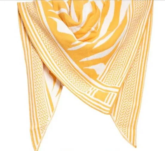 Mit dem Cashmere Zebra Dreieckschal setzt du ein Statement: Trendiges Gelb-Weiß-Zebra-Design und moderne, geometrische Kante.