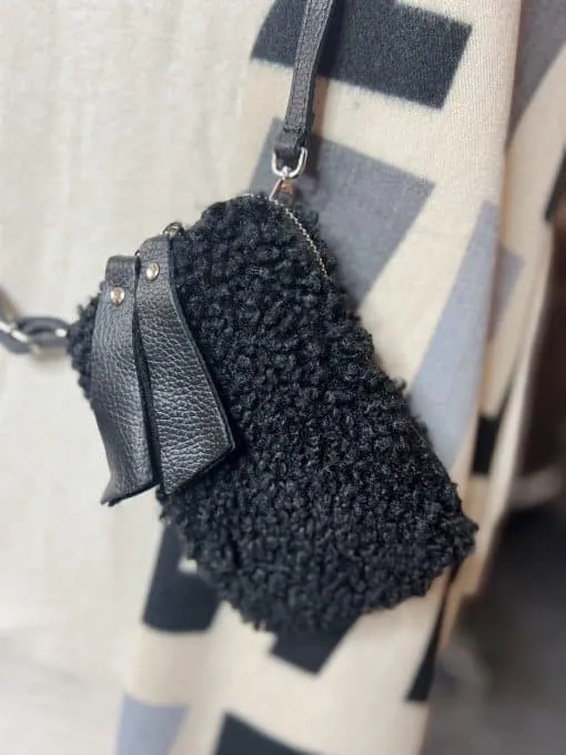 Trage die Handy Teddy Tasche als trendiges Statement-Piece in Schwarz zu deinem cremefarben-schwarzen Muster-Look.