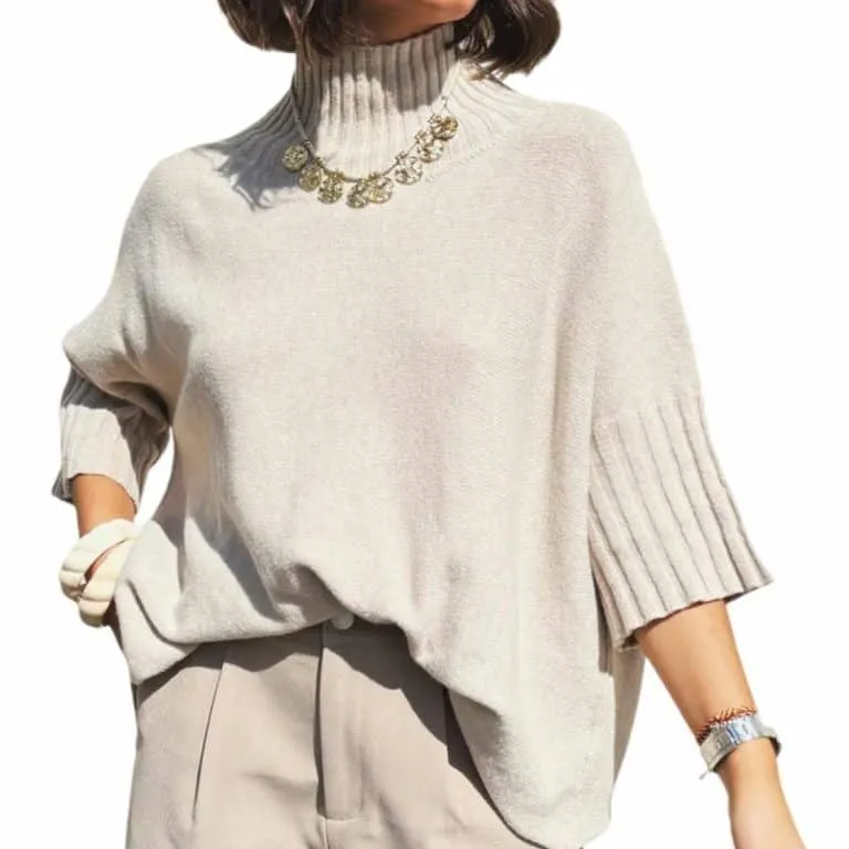 Entdecke deinen modernen Look: Beiger Rollkragenpullover, passende Hose, dazu goldene Kette und stylische Armreife.