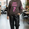 Strahle Stil aus, während du lächelnd im Café das ARE YOU OK Sweatshirt mit coolem Leo-Print und pinkem 