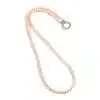 Entdecke deinen eleganten Look mit dieser Vario Kette lang: zartrosafarbene Perlen, funkelnder Silberverschluss, modern präsentiert.