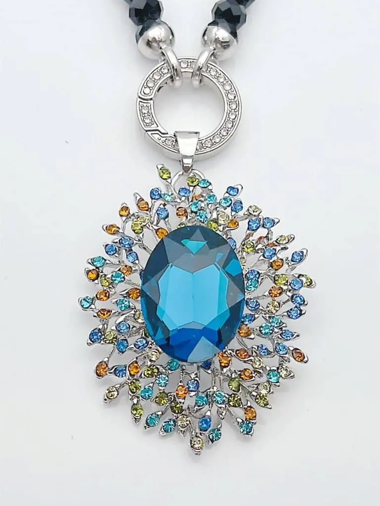 Erlebe den Blue Diamond Wechsel Anhänger: Dein Statement-Stück mit großem blauen Edelstein und funkelnden, farbigen Kristallen!.